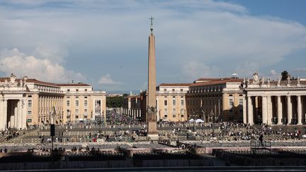 La place Saint-Pierre, au Vatican, située au cœur de Rome, le 23 avril 2025. (VALERIA MONGELLI / HANS LUCAS / AFP)
