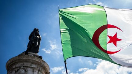 Un drapeau algérien est brandi lors d'une manifestation, place de la République à Paris, le 6 juin 2021. (XOSE BOUZAS / HANS LUCAS / AFP)