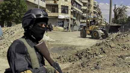 Un soldat de l'armée syrienne à Alep, en Syrie, le 13 avril 2025. (OMAR ALBAW / MIDDLE EAST IMAGES / AFP)