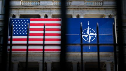 Les drapeaux des États-Unis et de l'OTAN accrochés à un bâtiment à Washington pendant le sommet de l'Otan le 9 juillet 2024 à Washington. (Thomas Trutschel/Getty Images)