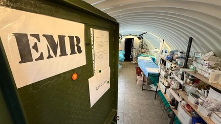 L'hôpital souterrain est situé à seulement quelques kilomètres du front. Il est équipé d’appareils médicaux de pointe. (BEN BARNIER / FRANCE TELEVISIONS)