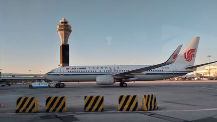Un Boeing de la compagnie Air China, dans un aéroport. (SEBASTIEN BERRIOT / FRANCEINFO / RADIO FRANCE)
