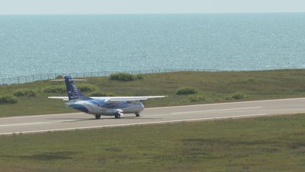 Atterrissage de l'ATR d'Air Saint-Pierre sur la piste de l'aéroport Saint-Pierre Pointe-Blanche (SPM La 1ère)
