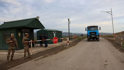 Des policiers arméniens à un point de contrôle le long de la route frontalière, à Agali, dans le district de Zangilan, le 26 septembre 2023. (EMMANUEL DUNAND / AFP)