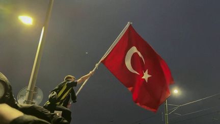 Arrestation du maire d'Istanbul : plus de 1 000 manifestants dont une dizaine de journalistes arrêtés (France 2)