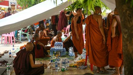 Des moines à Mandalay (Birmanie) le 30 mars 2025, lors des opérations de secours et de déblaiement de leur temple après le tremblement de terre (SAI AUNG MAIN / AFP)