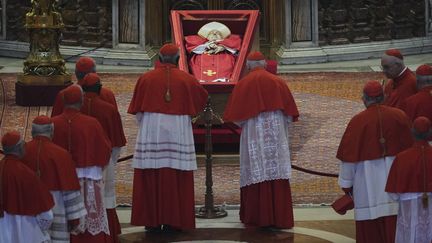 Des cardinaux rendent hommage au pape François dont le cercueil est exposé à l'intérieur de la basilique Saint-Pierre à partir du 23 avril 2025  jusqu'à ses funérailles qui ont lieu le 26 avril 2025. (ANDREW MEDICHINI / AFP)