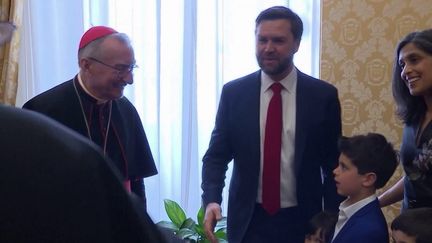 Le vice-président des États-Unis, JD Vance, vient d'entamer une vaste tournée internationale. Arrivé en Italie, il a rencontré Giorgia Meloni et s'est rendu au Vatican, lui qui s'est converti au catholicisme il y a tout juste cinq ans. (France 2)