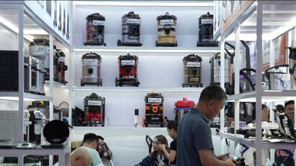 Avec la surtaxe imposée par Donald Trump sur les marchandises chinoises, la Chine se prépare à trouver d’autres débouchés. Illustration à la foire géante de Canton, en Chine, où les entreprises de pointe vendent leurs produits aux investisseurs du monde entier. (Franceinfo)