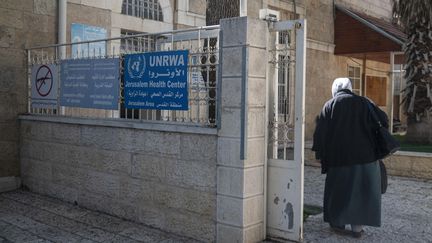 Une femme entre au siège de l'Unrwa, l'agence de l'ONU pour les réfugiés palestiniens, à Jérusalem, le 29 janvier 2025. (MAGDA GIBELLI / EFE)