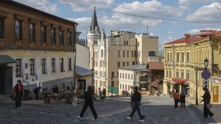 Des piétons dans une rue de Kiev, en Ukraine, le 4 avril 2025. (SERGEY DOLZHENKO / EPA)