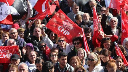 Lors d'une manifestation organisée par le Parti républicain du peuple (CHP), contre la détention du maire d'Istanbul, à Ankara le 6 avril 2025. (NECATI SAVAS / EPA)