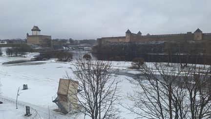 Narva, en Estonie et Ivangorod, côté russe, se font face, séparées seulement par le fleuve. (SÉBASTIEN BAER / RADIO FRANCE)