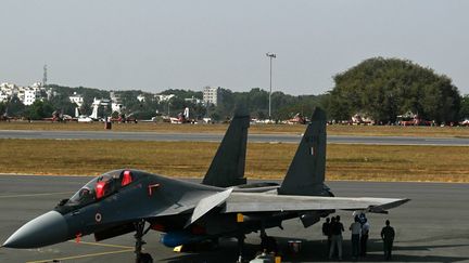 L'avion de combat F-35 de cinquième génération de l'US Air Force survole le Sukhoi Su-30MKI de l'Indian Air Force (IAF) lors de la 15e édition d'Aero India 2025 à la base aérienne de Yelahanka à Bangalore le 14 février 2025. (IDREES MOHAMMED / AFP)