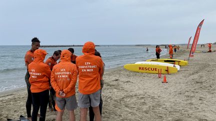 Des sauveteurs en mer sur la plage de Palavas-les-Flots, dans l'Hérault. (SIXTINE LYS / RADIO FRANCE)