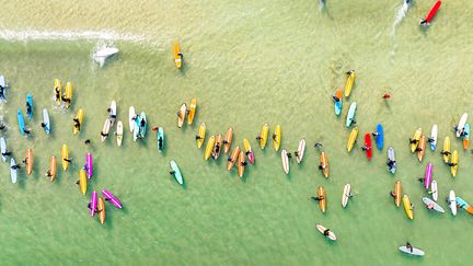 Groupe de surfeurs attendant d'attraper les vagues. Plage de Songjeong, Busan, Corée du Sud. Illusration. (INSUNG JEON / MOMENT RF/GETTY)