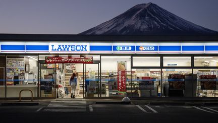 Les "konbinis", ces supérettes ouvertes nuit et jour sont très populaires au Japon. Ici, un konbini Lawson, en décembre 2023. Photo d'illustration. (KOKKAI NG / ISTOCK UNRELEASED)