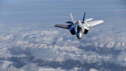 Un chasseur F-35 de l'armée survolant les Alpes suisses. Photo d'illustration. (BUENA VISTA IMAGES / PHOTODISC/ GETTY)