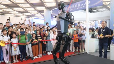 Un robot capable de courir présenté en août 2024 à Pékin. (VCG / VISUAL CHINA GROUP VIA GETTY IMAGES)