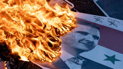Vendredi 13 décembre 2024. Des syriens brûlent les drapeaux représentant le président Bachar al-Assad dans un square, au centre de Damas, pour célébrer la libération de leur peuple. (DIA IMAGES / GETTY IMAGES EUROPE)