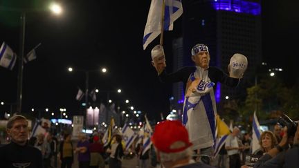 Samedi 19 avril, le Premier ministre israélien, Benyamin Nétanyahou, dans une allocution à la télévision israélienne, a réaffirmé qu'il refusait de mettre fin aux opérations militaires à Gaza. Mais en Israël, le mouvement d'opposition au conflit grandit. (France 2)
