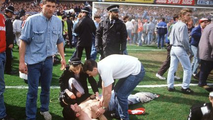 Le chaos dans le stade d'Hillsborough, à Sheffield (Royaume-Uni) après le mouvement de foule, le 15 avril 1989 (AFP)