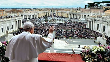 Le pape François prononce sa bénédiction depuis la loggia centrale de la basilique Saint-Pierre, le 25 décembre 2023 au Vatican. (Vatican Media via Vatican Pool/Getty Images)