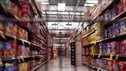 Beaucoup d’Américains craignent l'impact des nouveaux droits de douane sur leur pouvoir d’achat. Les plus inquiets se ruent dans les magasins pour acheter des produits alimentaires, textiles ou encore des voitures. (Franceinfo)