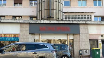 Enseigne de supermarché floutée (France Télévisions)