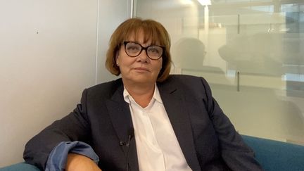 En période d'actualité politique intense, les interviews politiques constituent un évènement notable, et la façon dont elles sont préparées et mises en scène peut être souvent questionnée. Nathalie Saint-Cricq, éditorialiste politique à France Télévisions, explique comment se déroule l'interview type. (FRANCEINFO)