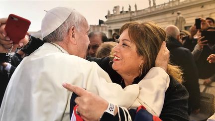 Dora et le pape François, tous deux supporters du club argentin de San Lorenzo, lors d'une de leurs rencontres annuelles au Vatican. (DR)