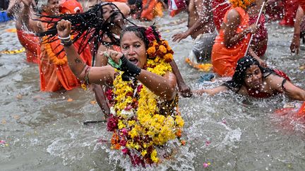 Les saintes femmes hindoues participent à un rituel de bain de masse à Sangam, au confluent du Gange, de la Yamuna et des mythiques rivières Saraswati pour marquer le festival Maha Kumbh Mela à Prayagraj le 14 janvier, 2025. (IDREES MOHAMMED / AFP)