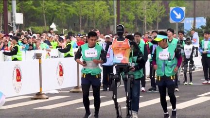 Samedi 19 avril, une vingtaine de robots humanoïdes a couru le semi-marathon de Pékin (Chine). Cette première mondiale est aussi un coup de communication pour la zone "E-Town" de la capitale chinoise, dédiée au développement technologique. (France 2)