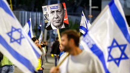 Une manifestation contre le gouvernement israélien à Tel Aviv, le 5 avril 2025. (JACK GUEZ / AFP)