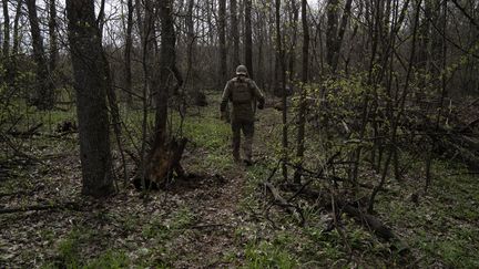 Des soldats ukrainiens dans la région de Kharkiv, en Ukraine, le 14 avril 2025. Photo d'illustration. (JOSE COLON / ANADOLU / VIA AFP)