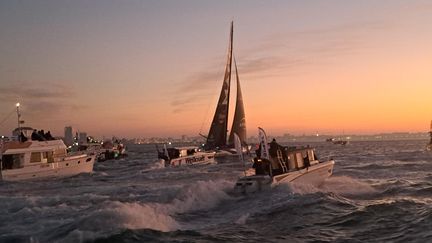 L'arrivée des marins après leur tour du monde (ici Charlie Dalin) est toujours un grand moment d'émotion collective. (YVES-RENÉ TAPON / RADIO FRANCE)