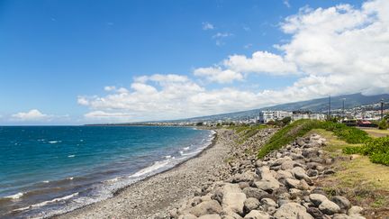 Une rivage de l'océan Indien dans la ville de Saint-Denis sur l'île de la Réunion (photo d'illlustration, le 16 décembre 2016). (@ DIDIER MARTI / MOMENT RF)
