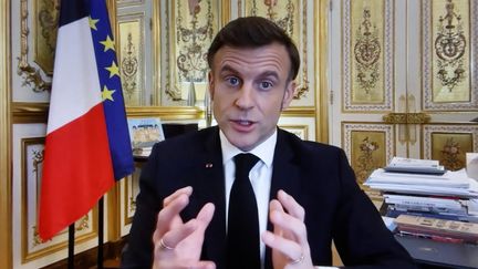 Emmanuel Macron répond en direct aux questions des internautes à propos de la guerre en Ukraine, le 20 févier 2025. (LUDOVIC MARIN / AFP)