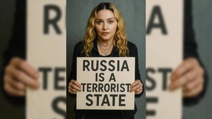 Une fausse image de Madonna, générée par intelligence artificielle, tenant un panneau avec l'inscription "La Russie est un Etat terroriste". (X)