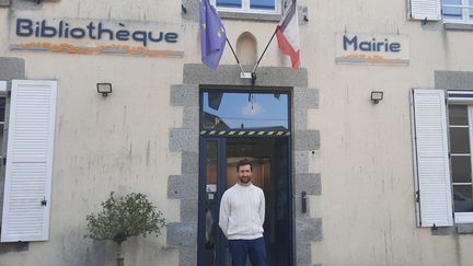 Jérôme Harault, le maire de La Chapelle-au-Riboul, en Mayenne, devant sa mairie. (SANDRINE ETOA-ANDEGUE / RADIOFRANCE)