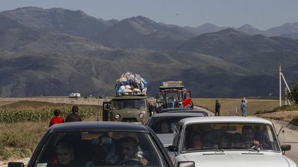 Des Arméniens fuient le Haut-Karabakh, annexé par l'Azerbaïjan, le 28 septembre 2023. (ANATOLY MALTSEV / MAXPPP)
