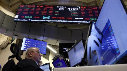 Le 4 avril à New York, l'indice Dow Jones a ouvert en baisse de plus de 1 000 points, les actions américaines restant volatiles en raison des craintes de guerre commerciale suscitées par les droits de douane du président Trump. (JOHN ANGELILLO / MAXPPP)