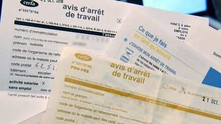 Des formulaires d'arrêts-maladies de la Sécurité sociale (photo d'illustration). (PHILIPPE PAUCHET / MAXPPP)
