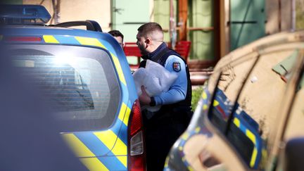 Perquisition au domicile des grands-parents du petit Émile, le 25 mars 2026. (VALLAURI NICOLAS / MAXPPP)