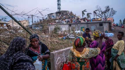 20 décembre 2024. Une équipe de la Protection Civile maraude dans le quartier de la Convalescence. Le quartier, situé dans les hauteurs de Mamoudzou marque le début du bidonville de Kaweni, plus grand bidonville d'Europe. L'ile est dévastée apres le passage du cyclone Chido qui a frappé Mayotte le 14 décembre dernier. (MICHAEL BUNEL / LE PICTORIUM / MAXPPP)