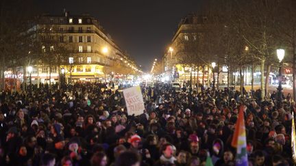 Alors que Jean-Marie Le Pen vient de décéder, des sympathisants de Charlie Hebdo se sont rassemblés place de la République pour commémorer l'attentat de 2015 contre le journal satirique. (OLIVIER CORSAN / MAXPPP)