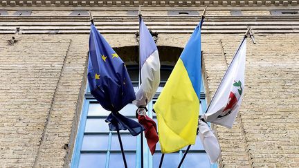 Les drapeaux en berne, sur l'hôtel de ville de Saint-Omer, le 23 décembre 2024, pour la journée de deuil nationale pour Mayotte. (SEBASTIEN JARRY / MAXPPP)