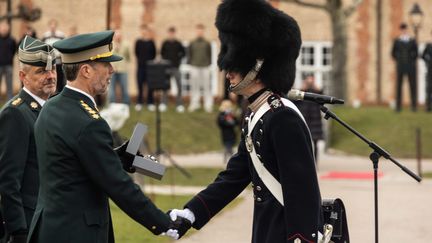 Le roi du Danemark Frederik X (à gaucheà, serrant la main d'un compagnon de régiment, le 12 mars 2025. Photo d'illustration. (IMAGO/KRISTIAN TUXEN LADEGAARD BERG / MAXPPP)