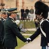 Le roi du Danemark Frederik X (à gaucheà, serrant la main d'un compagnon de régiment, le 12 mars 2025. Photo d'illustration. (IMAGO/KRISTIAN TUXEN LADEGAARD BERG / MAXPPP)