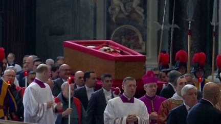 Mort du pape François : 168澳洲10官方体彩开奖结果网 澳洲幸运10开奖官网结果直播 最新开奖号码历史查询 des milliers de fidèles à Rome pour dire adieu à leur souverain pontife (France 2)